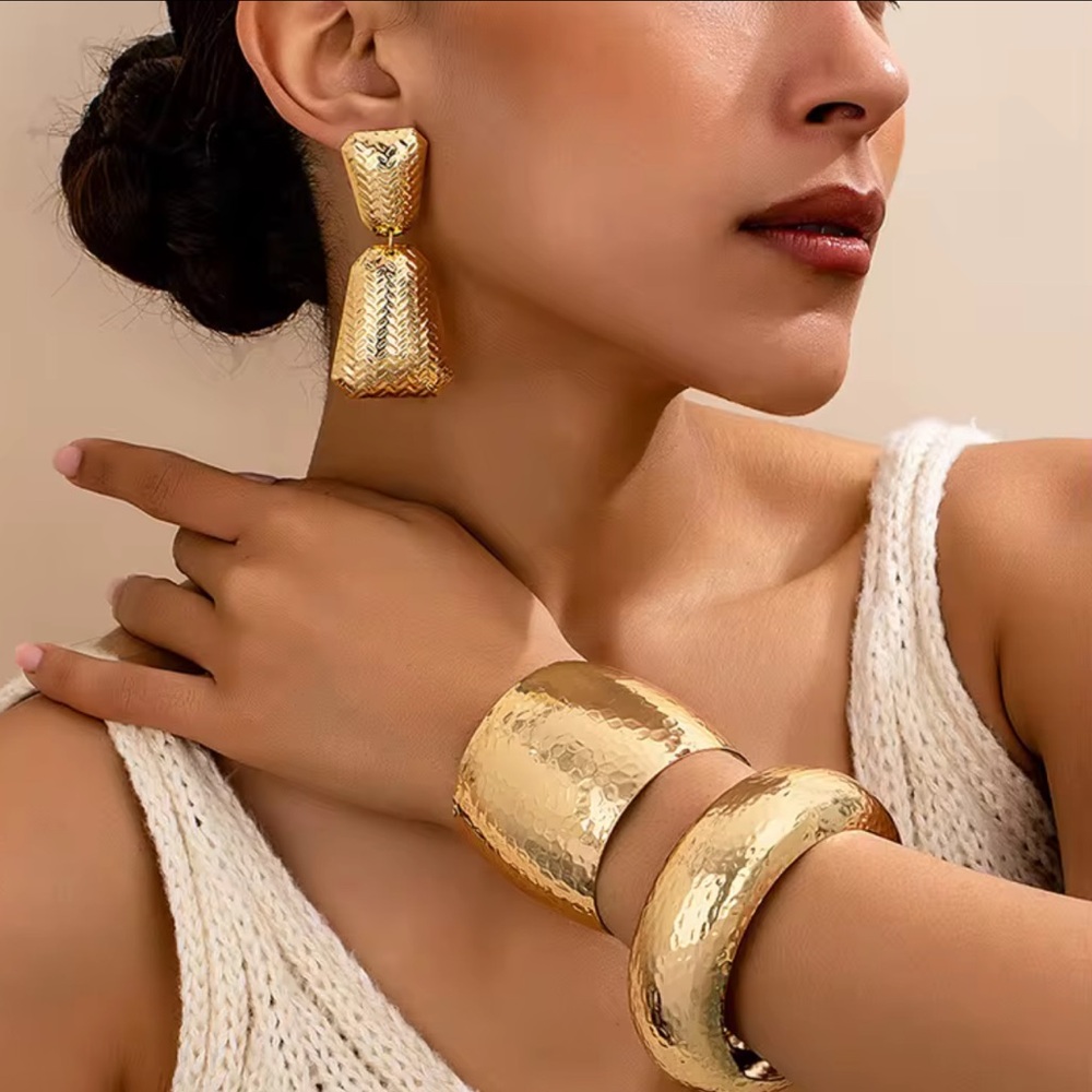 🔥🔥🆕3pc Gold Hammered Earrings and Bracelet Set
